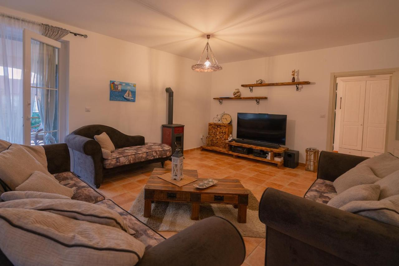 Villa Oasis Кострена Екстер'єр фото
